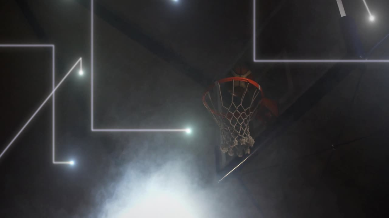 Giocatore che alza la palla e schiaccia a canestro, con linee animate che illuminano il bordo e nebbia pulsante per una promozione sportiva