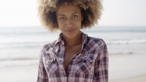 mujer sonriendo a la cámara en la playa