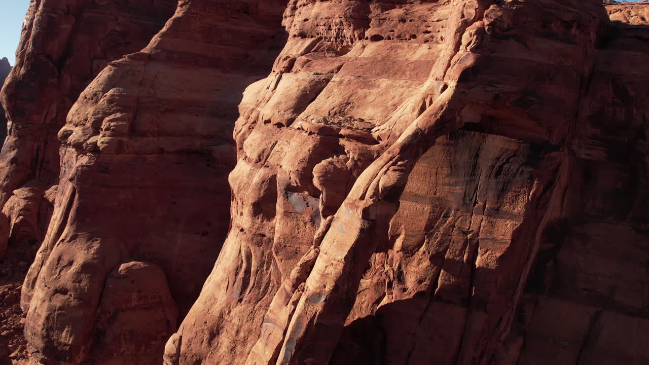 Vista aerea dell'arco Jug Handle, formazione di arenaria rossa vicino a Moab, Utah, USA, ripresa ravvicinata con drone.