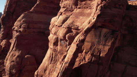 Vista-Aérea-Del-Arco-Del-Mango-De-La-Jarra,-Formación-De-Arenisca-Roja-Cerca-De-Moab,-Utah,-Ee.uu.,-Disparo-De-Drone-De-Cerca