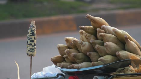 cerrar el maíz cocido en el puesto del mercado al borde de la carretera