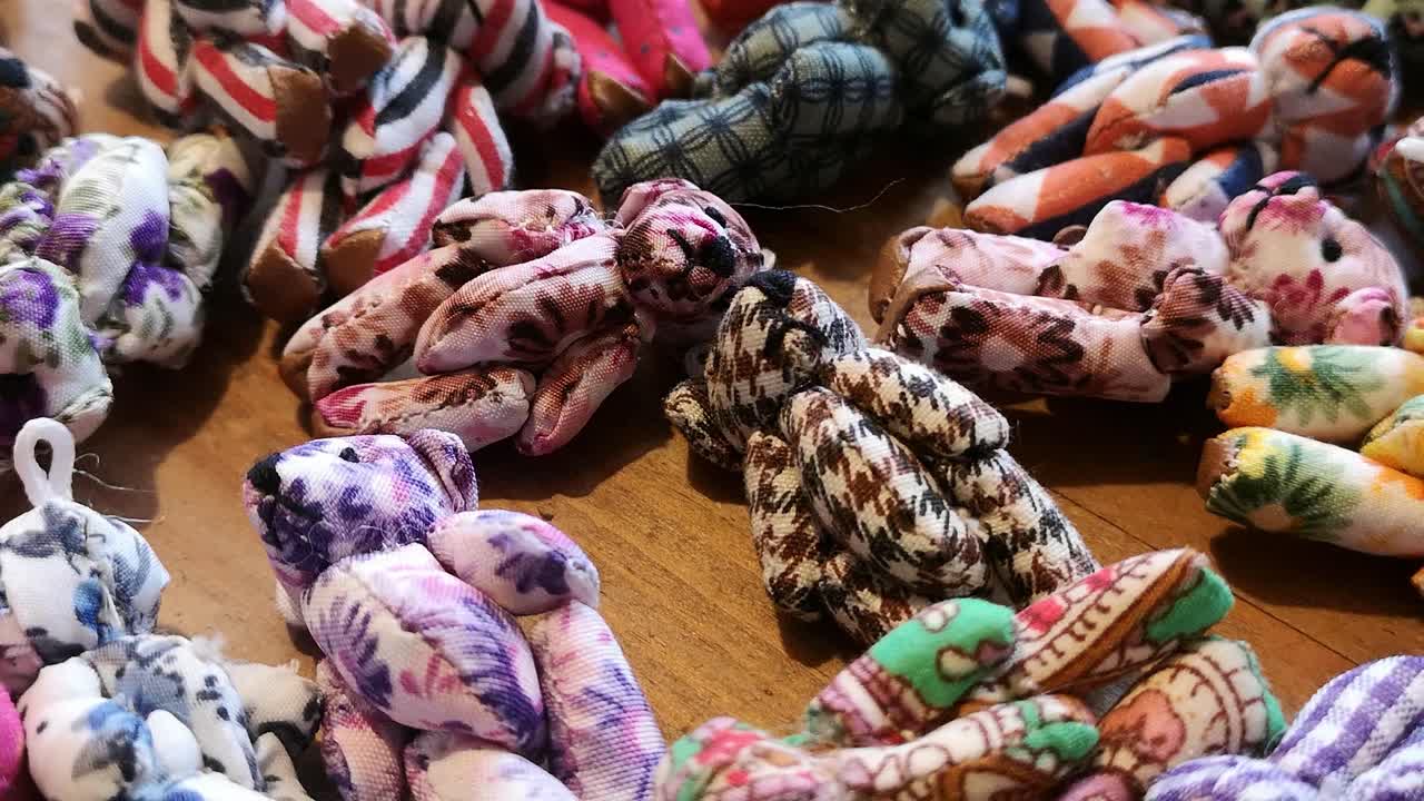 수제 다채로운 독특한 사랑스러운 미니어처 패턴 장난감 테디 베어 클로즈업