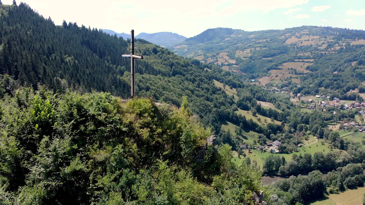 río aries en el valle de las montañas apuseni con vistas a un pequeño pueblo en rumania