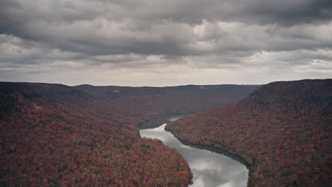 Timelapse-Aéreo-Del-Desfiladero-Del-Río-Tennessee-En-Chattanooga,-Tn-Con-Colores-Otoñales-Y-Nubes-Nubladas