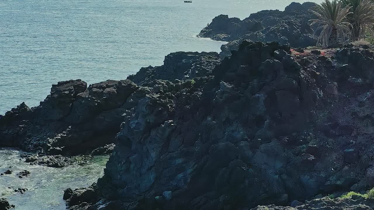 Oplev den stenede kystlinje i Tenerife, Spanien, på en solskinsdag