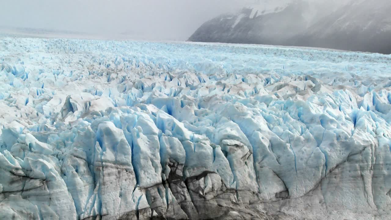 멀리까지 얼음이 뻗어 있는 광대한 북극 빙하