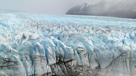 un vasto glaciar ártico con hielo que se extiende en la distancia