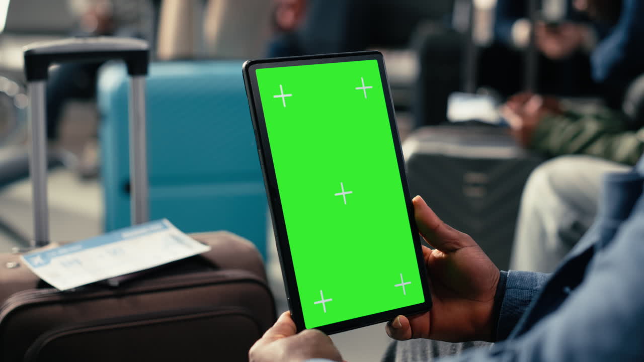 Tablet kunci kroma vertikal di terminal bandara internasional dengan penumpang