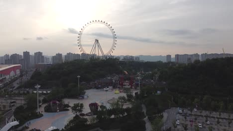 parque de atracciones al atardecer