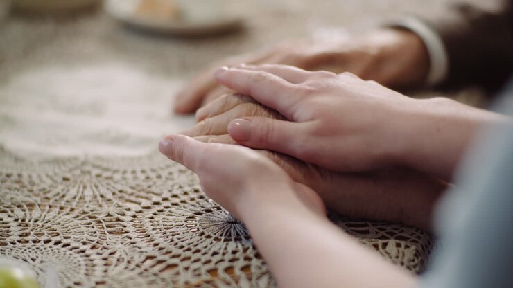 pflege von älteren menschen helfende hand