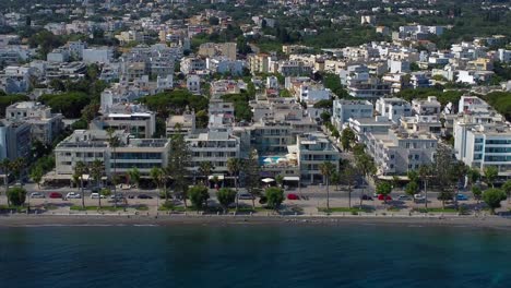 video aéreo de drones de la costa turística con apartamentos junto al mar en kos, grecia