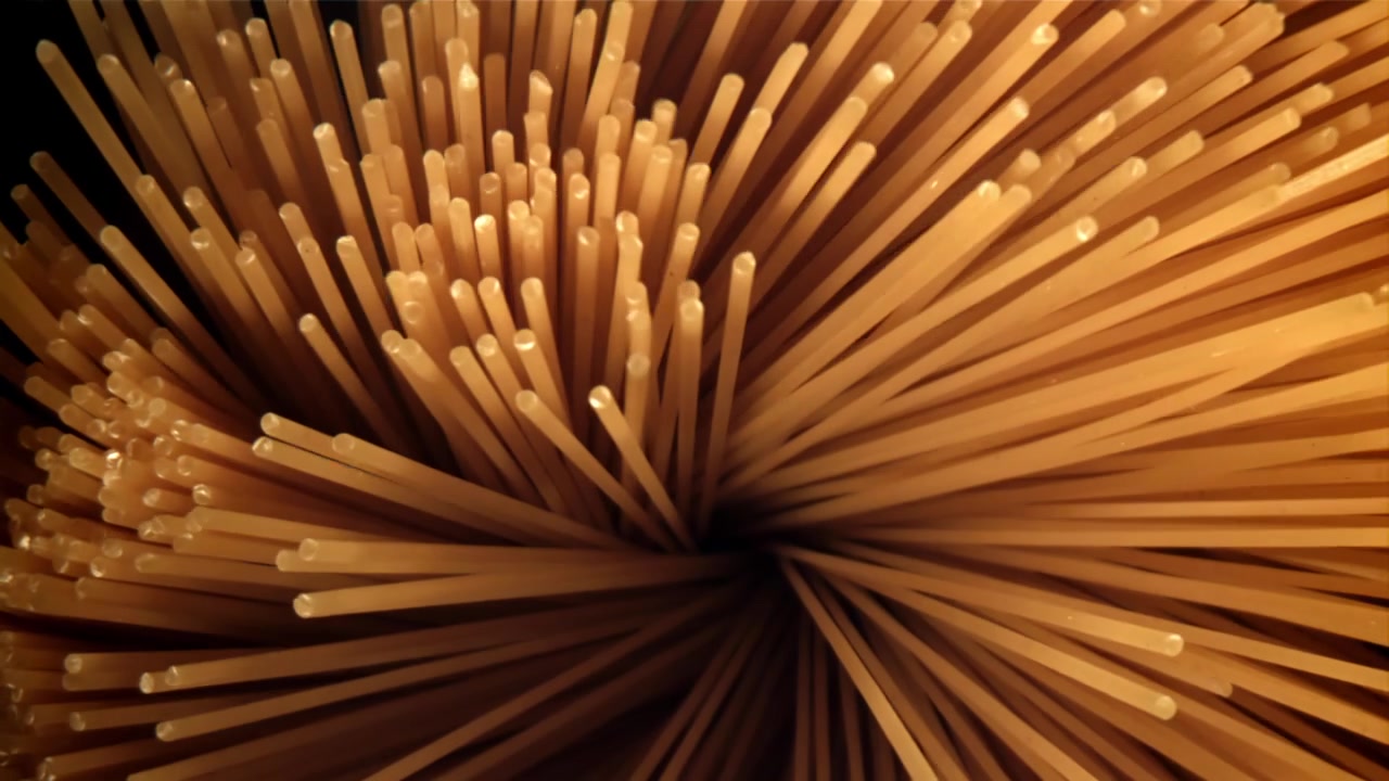 Spaghetti dorati che si avvolgono in una spirale ipnotica