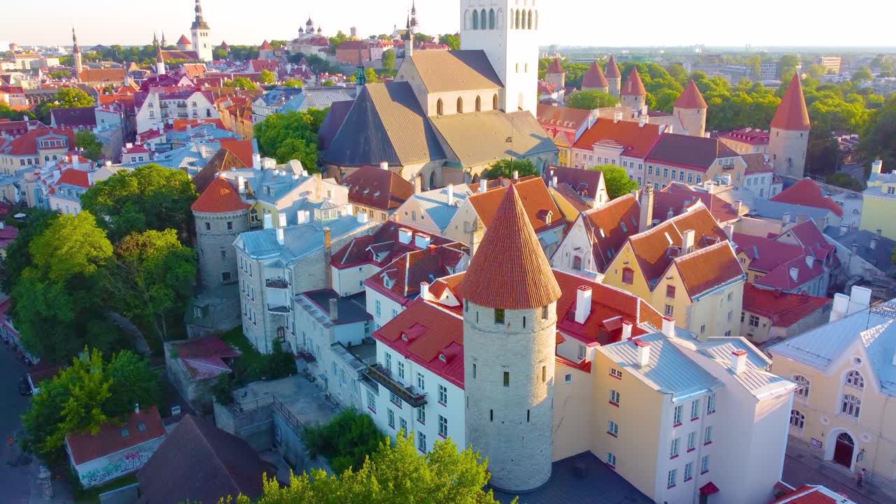 vista aérea del casco antiguo de tallin, estonia