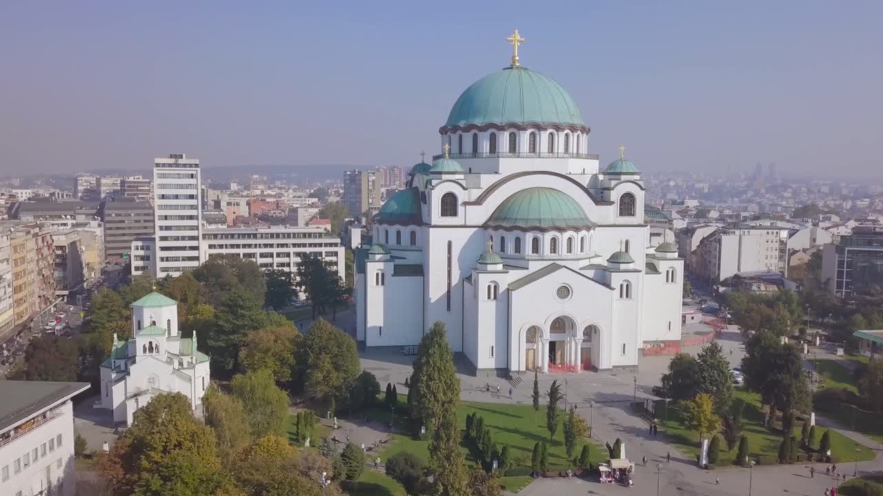 fantástica toma cinematográfica de descenso aéreo del templo de san sava