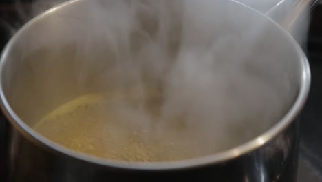 una sopa caliente al vapor en una olla - toma de primer plano