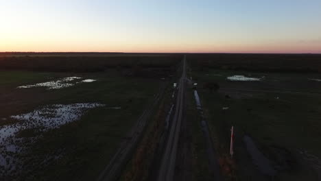 Luftbild,-Dämmerung-Und-Sonnenuntergang-Skyline-über-Landstraße-Und-Landwirtschaftlichen-Feldern-In-Argentinien