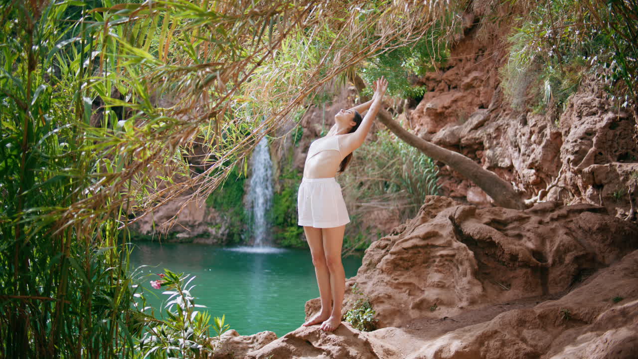 joven deportista practicando yoga paisaje de lago turquesa. niña disfrutando de la naturaleza