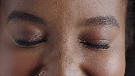 jonge afro-amerikaanse vrouw ogen kijken gelukkig zwarte vrouw glimlachend naar de camera