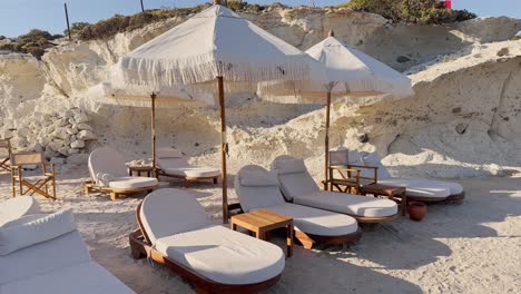이즈미르에 있는 블루 플래그 비치 클럽 (blueflag beach club) 이자메 알라카티 (cesme alacati) 의 해변 우산, 의자, 해변 파티