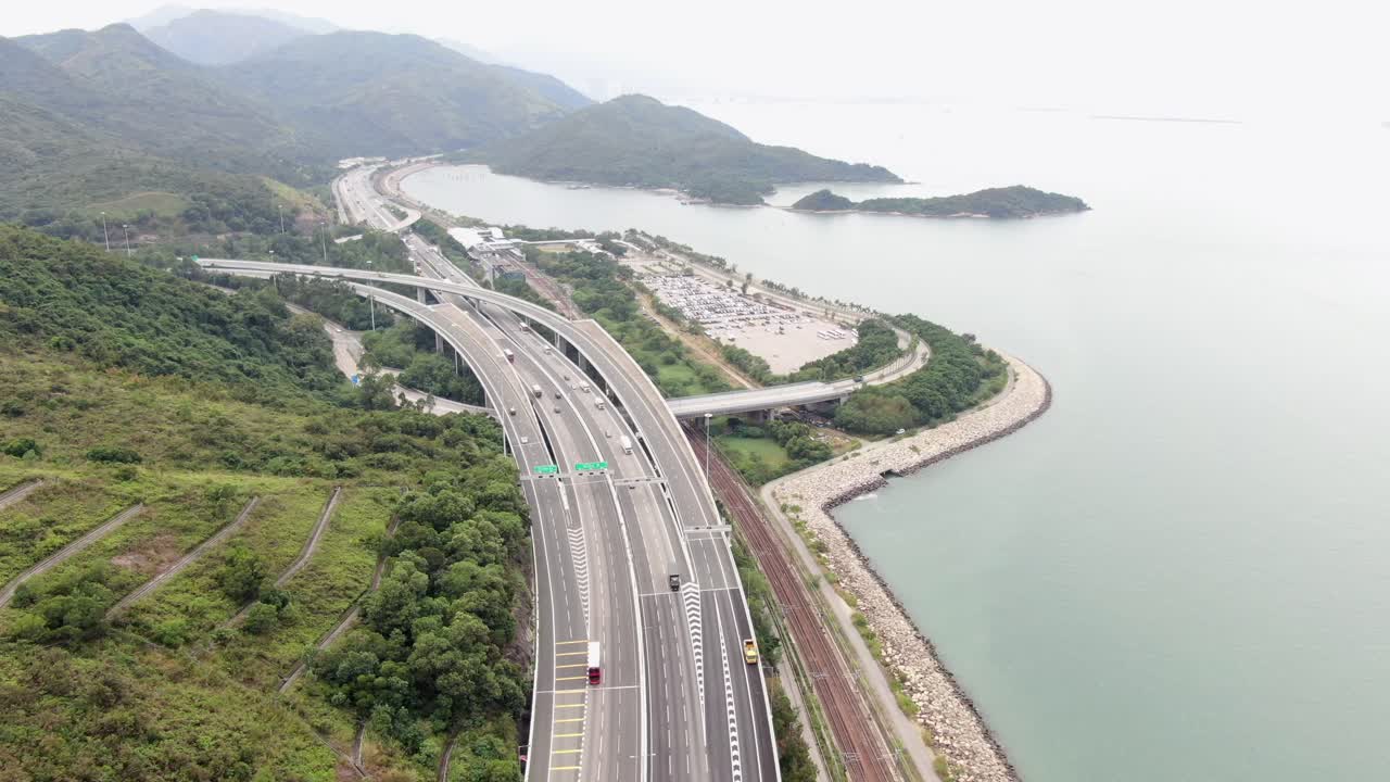 tráfico en un intercambio de carreteras rurales en hong kong, vista aérea