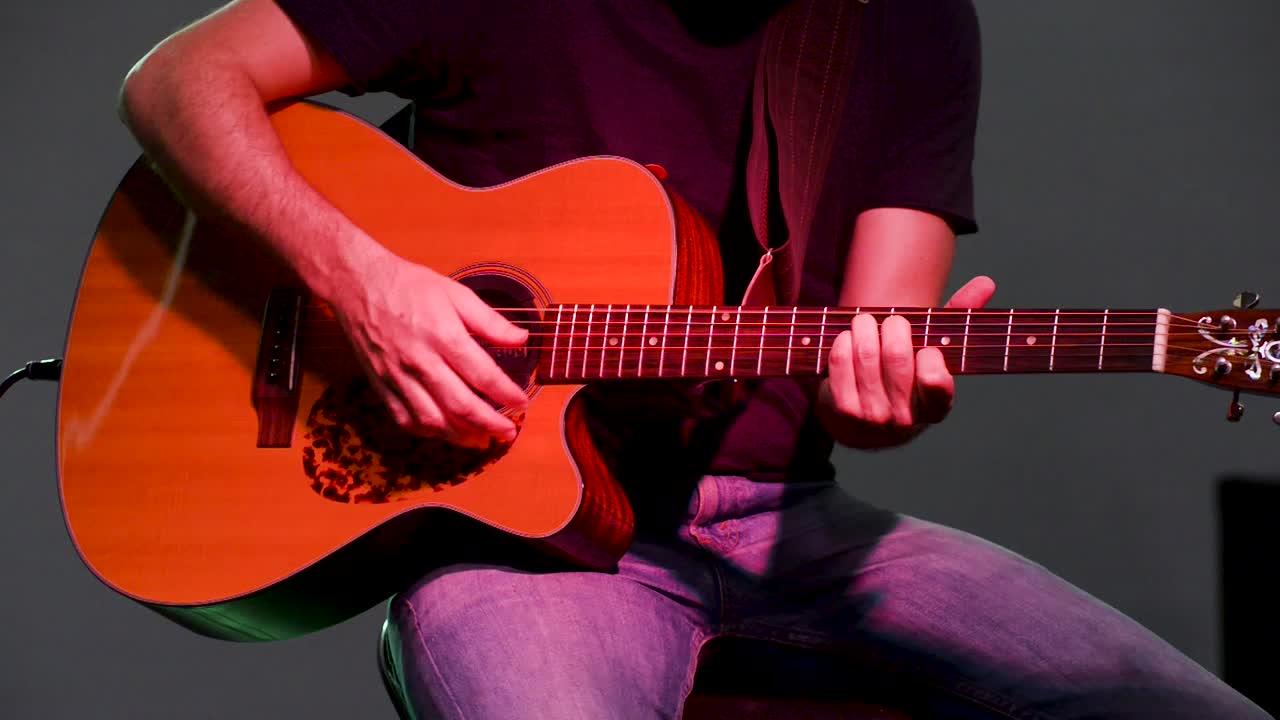 persona tocando la guitarra en concierto en vivo