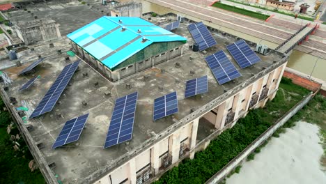 panel solar instalado en la terraza cerca del factor del río