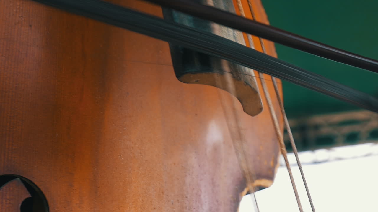 더블베이스 연주, 슬로우 모션