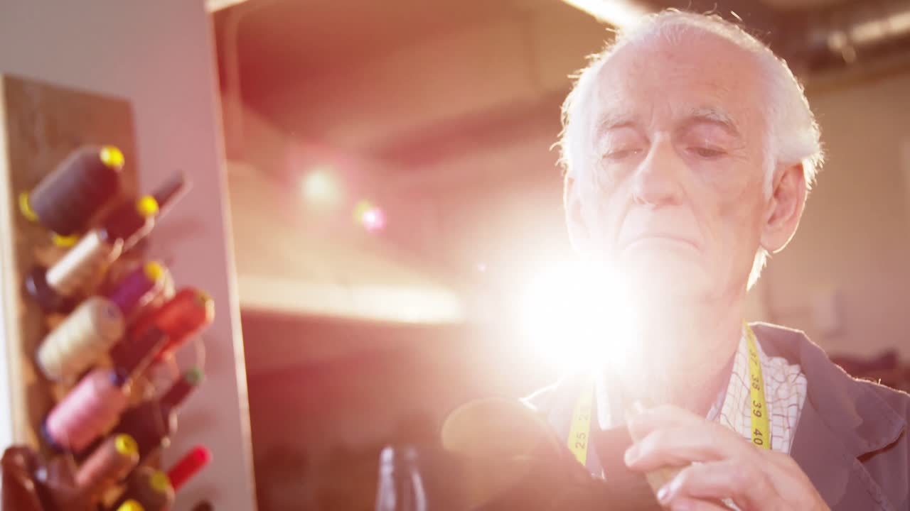 обувщик полирует обувь