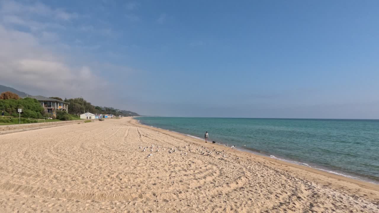 드로마나 해변을 따라 조용한 산책