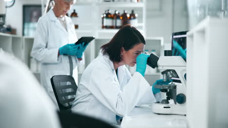 científicos que trabajan en un laboratorio