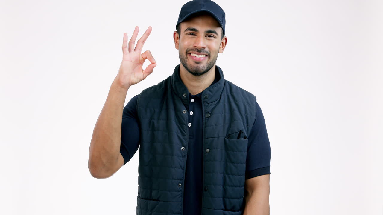 hombre feliz, entrega y ok signo para un buen trabajo