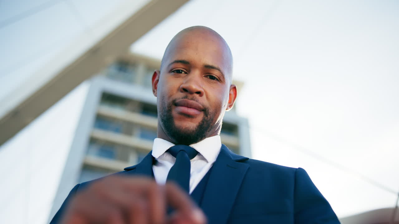 hombre de negocios confiado en un paisaje urbano