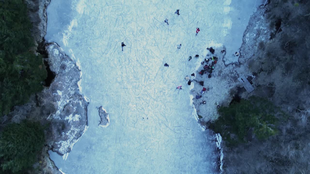 얼어붙은 석호에서 하키를 하는 사람들