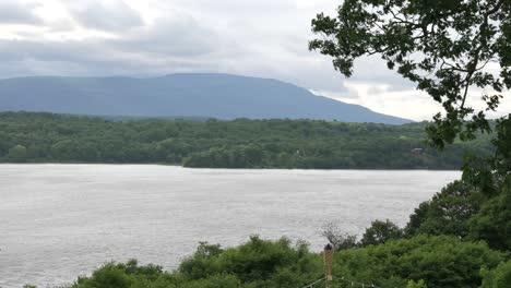 Blick-Auf-Den-Hügel-Des-New-York-Hudson-River-Und-Die-Berge-Im-Hintergrund