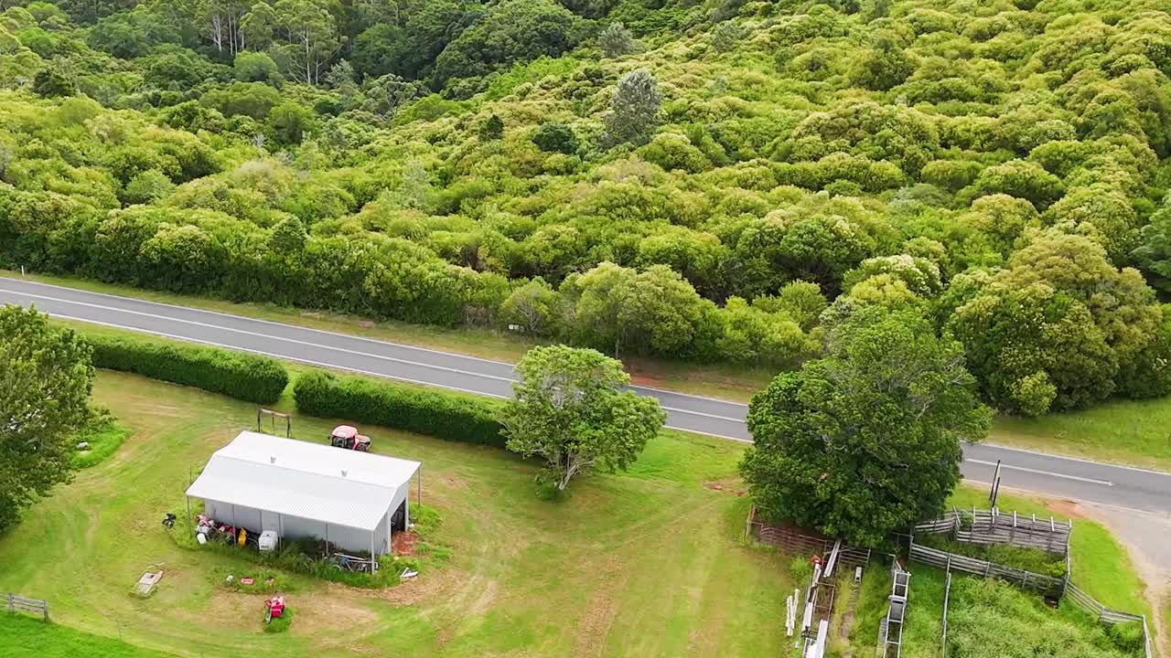 오스트레일리아 의 울창 한 초록색 과 농장 건물 들