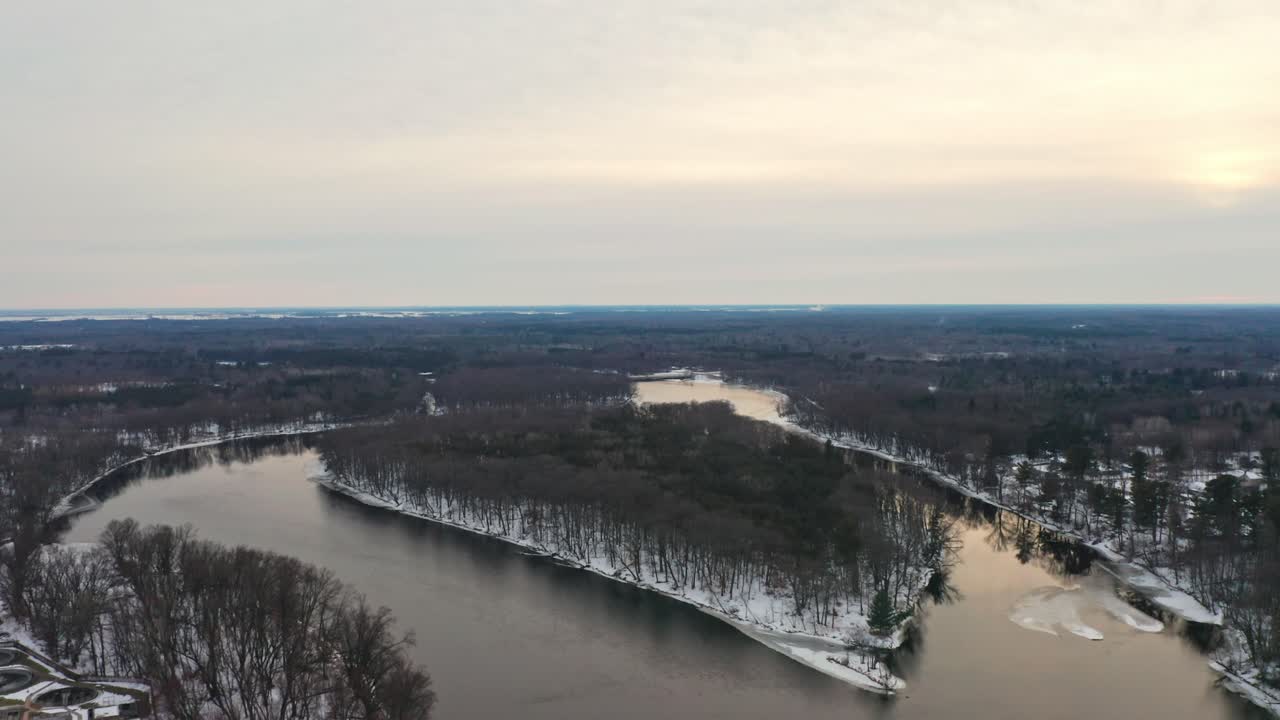 aéreo, río wisconsin durante la temporada de invierno en un día nublado