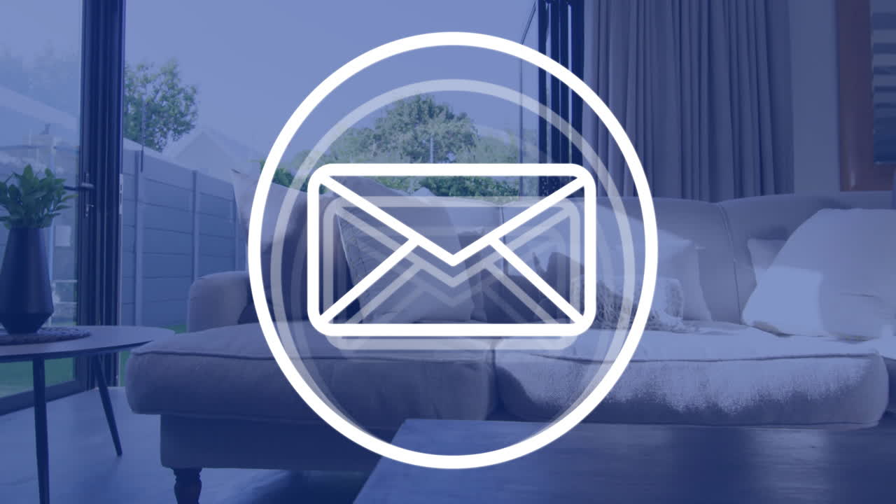 animación del icono del sobre sobre la sala de estar moderna con sofá y puertas abiertas