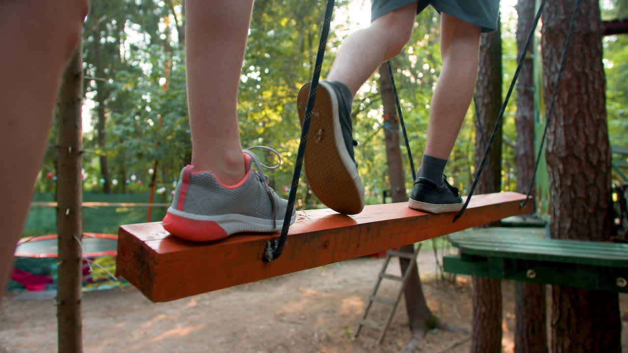 모험 캠프에 있는 사람들