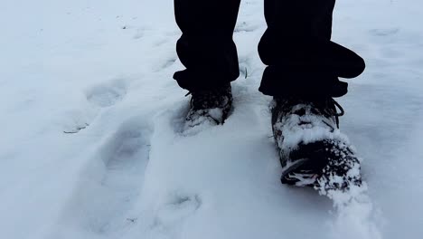 Nahaufnahme-Der-Füße-Des-Männlichen-Wanderers,-Die-Durch-Pulvrigen-Schnee-Gehen