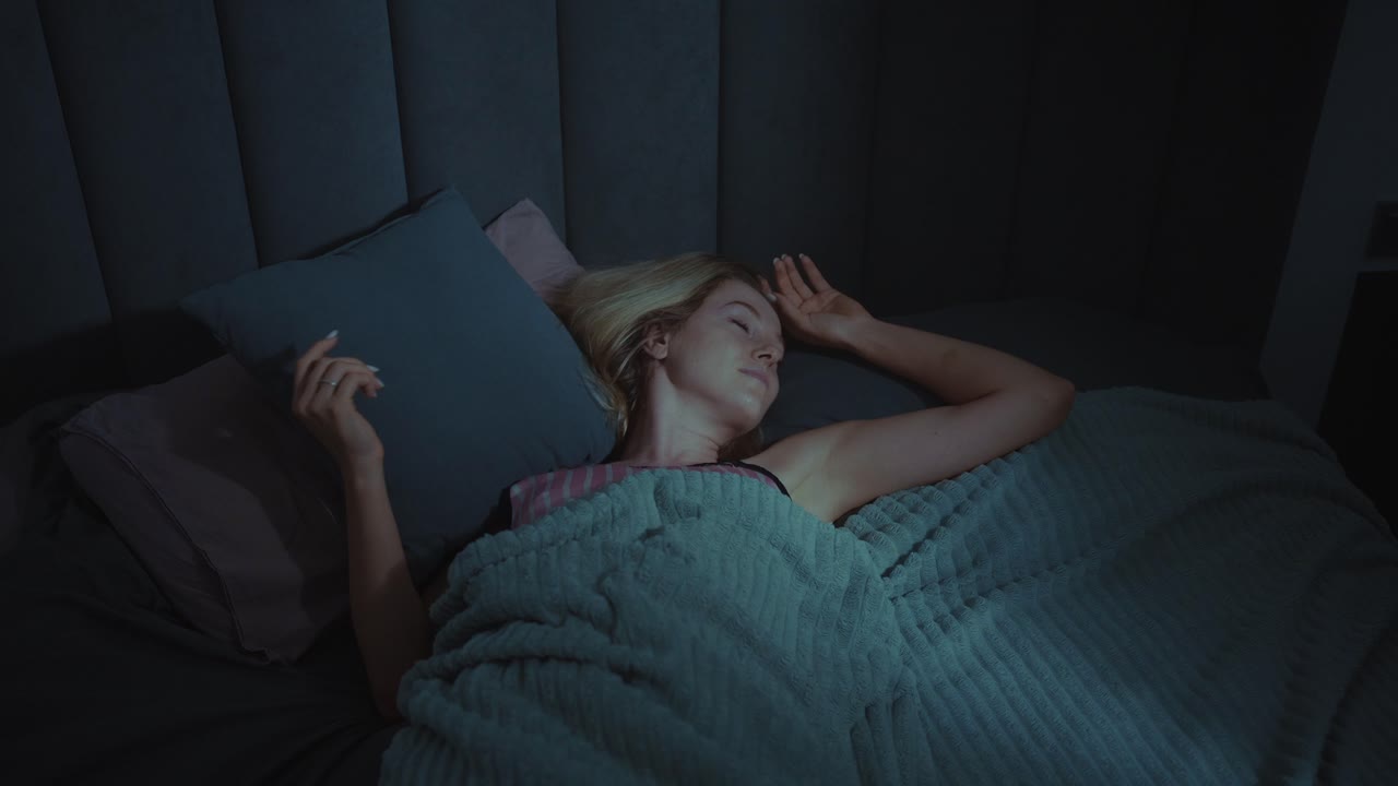 mujer durmiendo en la cama por la noche