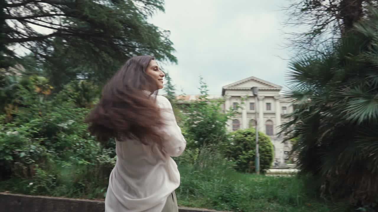 공원에서 고 있는 여자