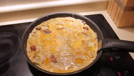 tortilla de huevo frito con patatas y cebollas