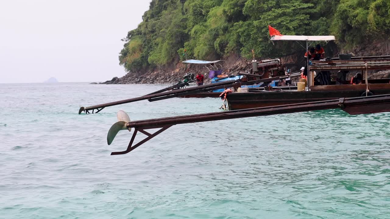울창 한 크라비 해안선 근처 에서 항해 하는 배 들
