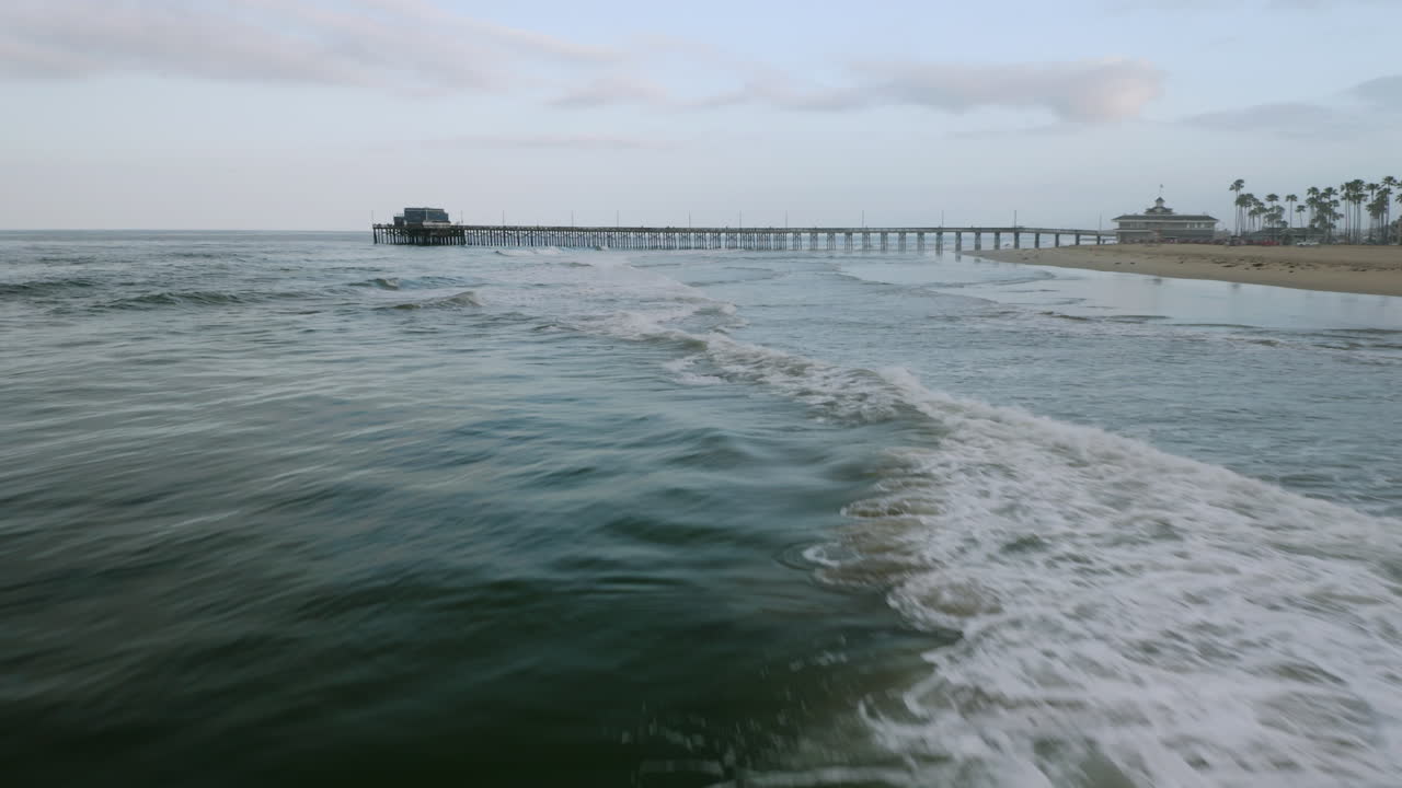 съемка с беспилотника с воздуха пирса ньюпорт-бич - низкое проникновение - 4k uhd