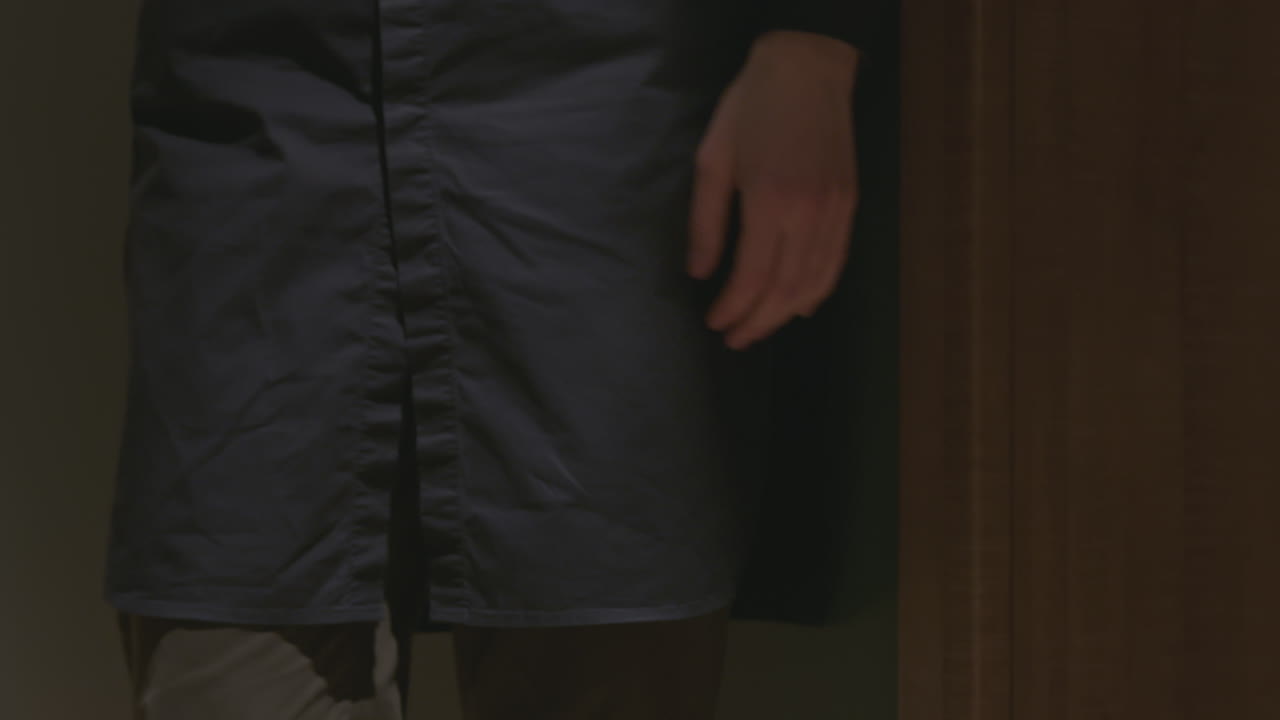 어두운 방에 있는 남자