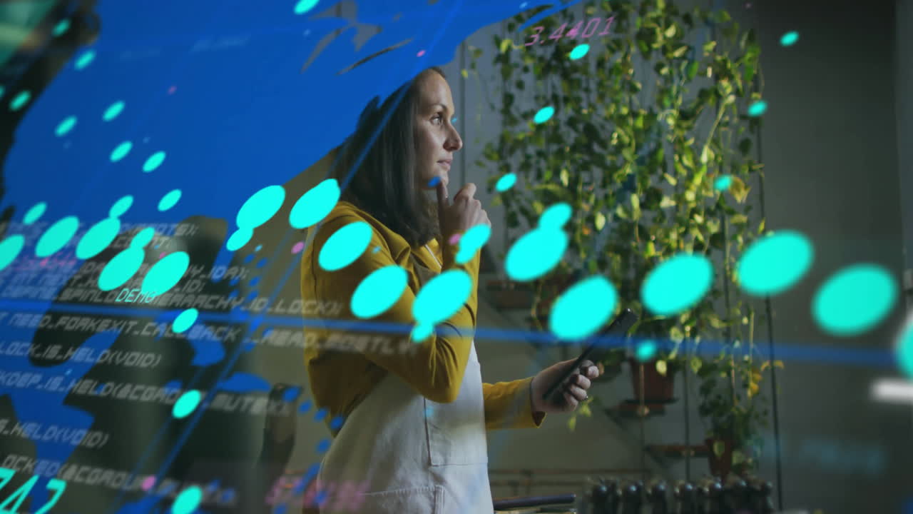 анимация обработки финансовых данных над кавказской деловой женщиной в офисе