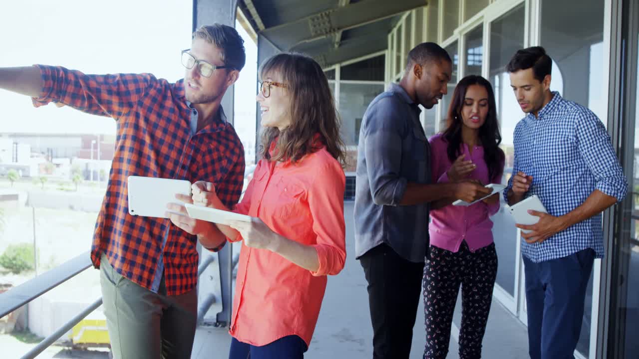 ejecutivos discutiendo sobre una tableta digital