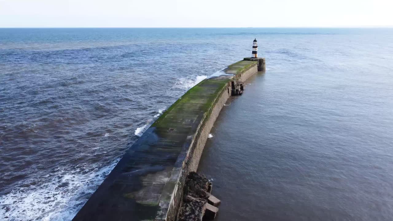 una toma aérea con un dron del faro de seaham, en el noreste de inglaterra, en un día brillante