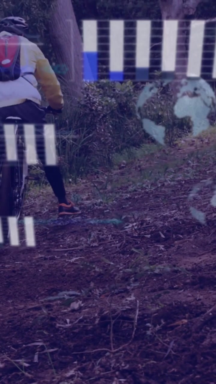 Video verticale: Ciclista che pedala lungo un sentiero, con barre tecnologiche che appaiono, guidano il percorso e poi svaniscono.