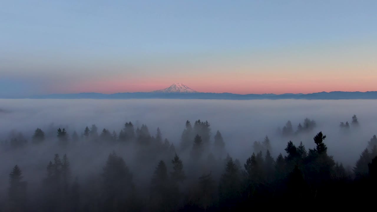 mt를 향한 구름 위의 4k 드론 비행